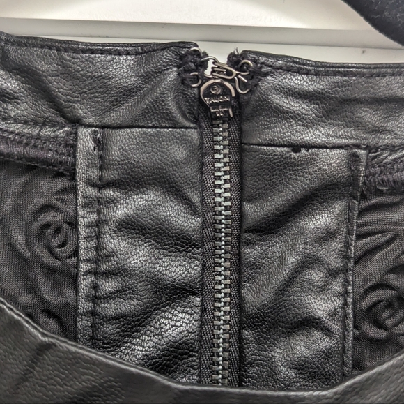 Guess Black Floral Crop Top - Picture 11 of 12